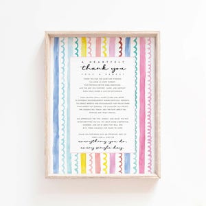 Könnte beinhalten: Ein gerahmter Druck mit einem Aquarelldesign. Der Druck zeigt einen weißen Hintergrund mit bunten vertikalen Streifen und eine handschriftliche Nachricht mit der Aufschrift "A Heartfelt Thank You". Der Rahmen hat eine helle Holzfarbe.