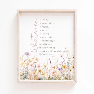 Puede incluir: Una impresión artística enmarcada con un marco de madera clara y fondo blanco. El texto dice: Whatever is true, is honorable, is right, is pure, is lovely, is admirable, if anything is excellent or praiseworthy think on these things, Philippians 4:8. En la parte inferior hay una ilustración de un prado de flores silvestres coloridas.