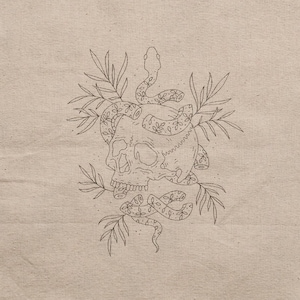 Puede incluir: Un dibujo en blanco y negro de una calavera con una serpiente enroscada alrededor. La serpiente está enroscada alrededor de la cabeza de la calavera y tiene un patrón detallado. La calavera está rodeada de hojas.