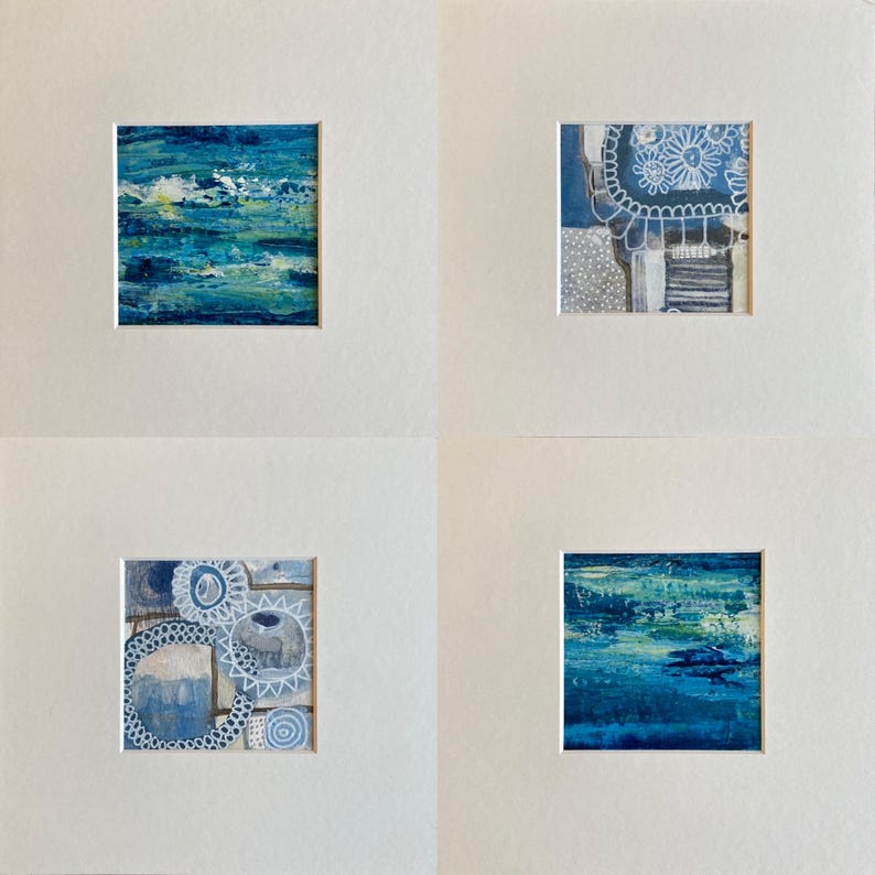 Puede incluir: Cuatro pinturas abstractas enmarcadas en tonos de azul y blanco. Cada pintura presenta un dise&ntilde;o diferente, que incluye formas geom&eacute;tricas, remolinos y l&iacute;neas.