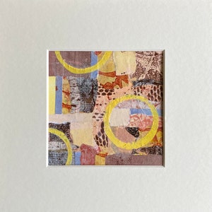 Puede incluir: Obra de arte de collage abstracto con una mezcla de texturas y colores, incluyendo amarillo, marrón, azul y rojo. La obra está compuesta por varias formas y patrones, incluyendo círculos, cuadrados y rayas.