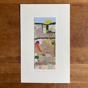 Op de afbeelding: Een rechthoekige mixed-media collage op wit papier met een landschap met een gele zon, donkergroene heuvels en gestructureerde papierlagen in roze, beige en blauwe tinten. Het kunstwerk bevat handgestikte randen en de handgeschreven tekst "The morning walk" en "MO-16" onderaan.