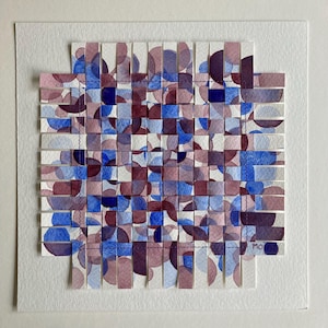 Puede incluir: Pintura abstracta de acuarela con un patrón tejido de círculos azules, morados y rosas. La obra de arte está enmarcada y firmada "Mo".