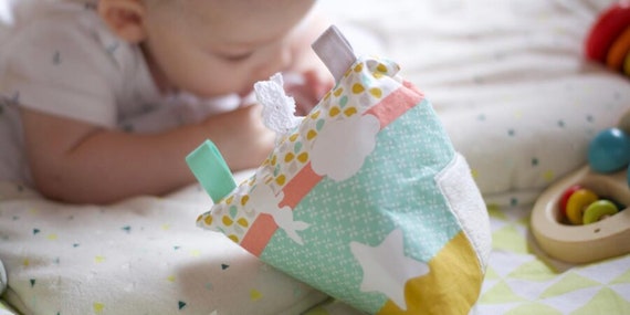 Jouet Sensoriel Montessori Avec Hochet Pour L Eveil Bebe Etsy Jouet Sensoriel Montessori Avec Hochet Pour L Eveil Bebe Etsy