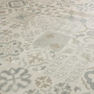 Puede incluir: Un conjunto de baldosas cuadradas con varios patrones y colores. Las baldosas presentan diseños florales, geométricos y abstractos en tonos grises, beige y blancos. El efecto general es un estilo patchwork o mosaico, adecuado para suelos o paredes.