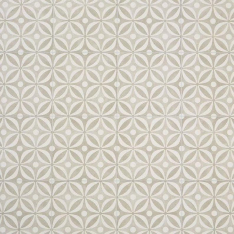 Puede incluir: Un patr&oacute;n sin costuras de c&iacute;rculos blancos y l&iacute;neas curvas sobre un fondo beige claro. El patr&oacute;n se repite en toda la imagen.