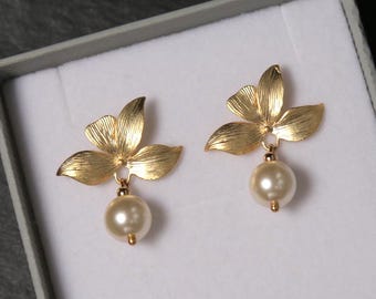 Orchid Stud Earrings, with Swarovski Pearls. Gold Orchid Earrings. Gold flower Studs. Pearl Drop Earrings.