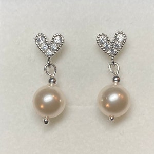 Heart earrings with swarovski pearls. Bridal heart earrings. Pearl earrings. Bridal pearl earrings.