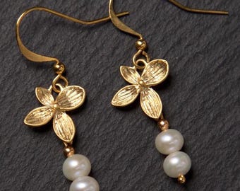 Gold flower earrings with freshwater pearls. Dainty flower earrings.