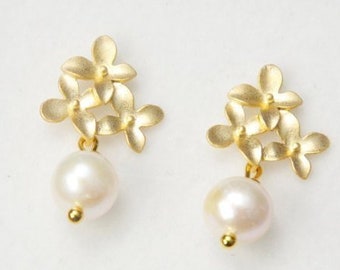 Flower studs, with Swarovski pearls. Pearl stud earrings. Gold pearl earrings. White pearl earrings.