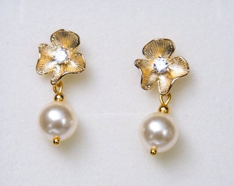Flower studs with cubic zirconia. Silver flower studs with pearls. Pearl bridal earrings. Gold flower studs.
