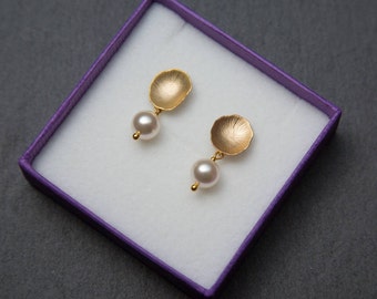 Round stud earrings with Swarovski Pearls. Pearl stud earrings. Modern pearl earrings.