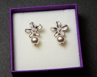 Floral stud earrings. Silver flower earrings. Swarovski pearl earrings.