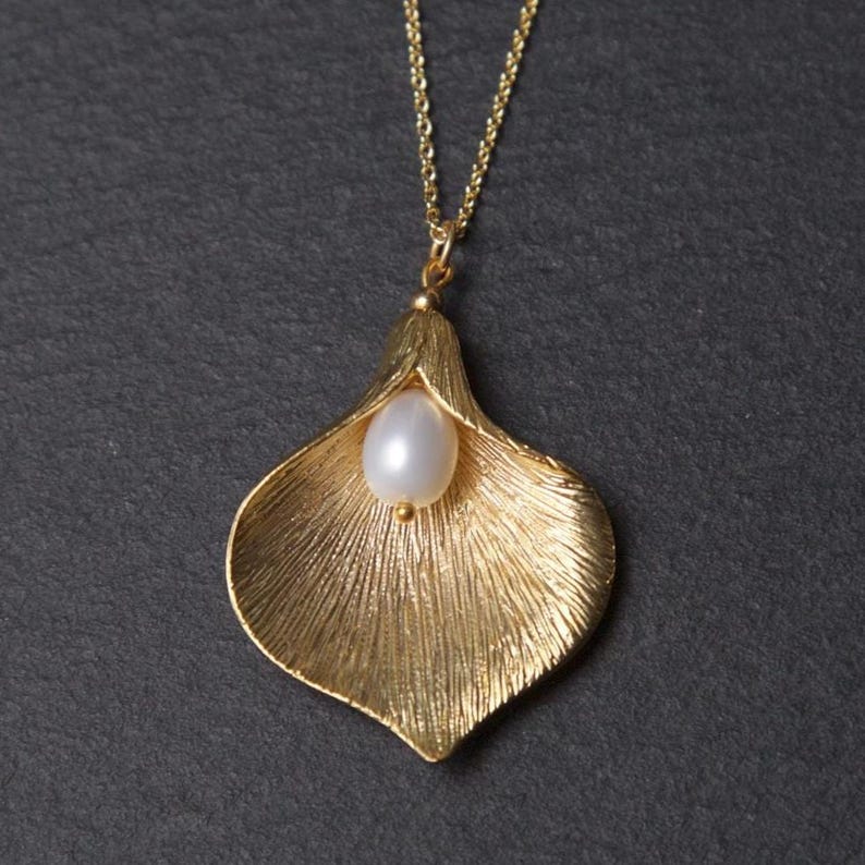 Collar de lirios dorados con perla de agua dulce. Collar de perlas doradas. Collar de calas. Collar de flores doradas. Collar con colgante de oro. imagen 7