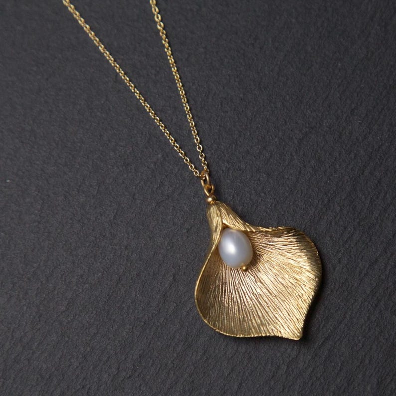Collar de lirios dorados con perla de agua dulce. Collar de perlas doradas. Collar de calas. Collar de flores doradas. Collar con colgante de oro. imagen 9