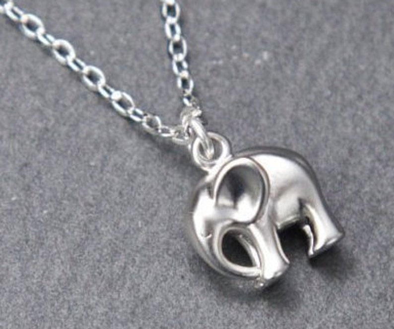 Elephant Necklace, Silver. Tiny elephant necklace. Animal necklace. Silver Elephant Necklace. imagem 1