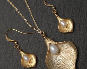 Gold Lily Jewellery Set, with freshwater pearls. Pearl Jewellery Set. Gold Pearl Jewellery Set. Calla Lily Jewellery Set. Gold flower.