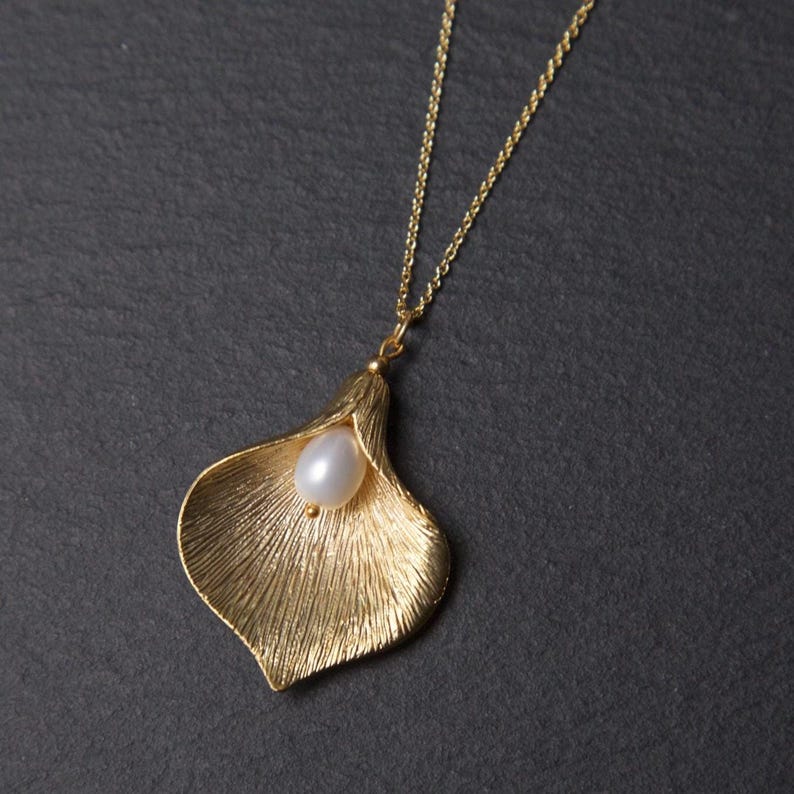 Collar de lirios dorados con perla de agua dulce. Collar de perlas doradas. Collar de calas. Collar de flores doradas. Collar con colgante de oro. imagen 10