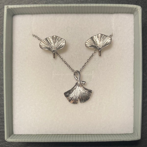 Ginkgo jewellery set in silver or gold. Ginkgo leaf jewellery. Ginkgo earrings. Ginkgo necklace. Gold jewellery set. Silver jewellery set.