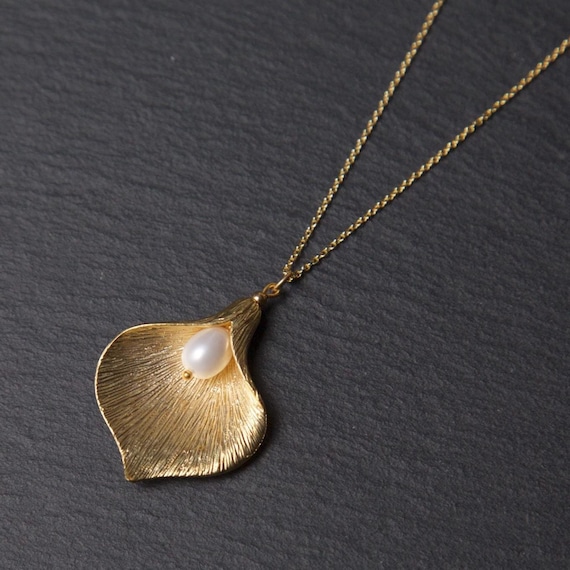 Gold Lily Necklace, with Freshwater Pearl. Gold Pearl Necklace. Calla Lily Necklace. Gold Flower Necklace. Gold pendant necklace.