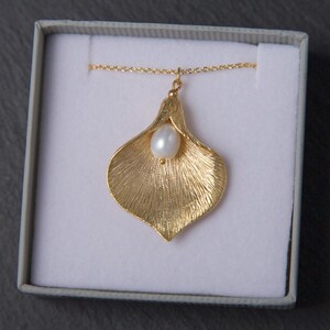 Collar de lirios dorados con perla de agua dulce. Collar de perlas doradas. Collar de calas. Collar de flores doradas. Collar con colgante de oro. imagen 2