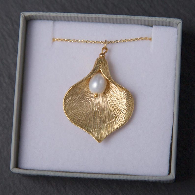 Collar de lirios dorados con perla de agua dulce. Collar de perlas doradas. Collar de calas. Collar de flores doradas. Collar con colgante de oro. imagen 2