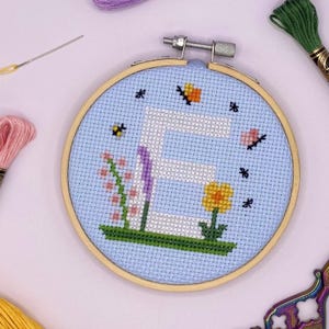 Patrón digital de punto de cruz con letras de flores silvestres / Personalizado / Hecho a mano / Regalo