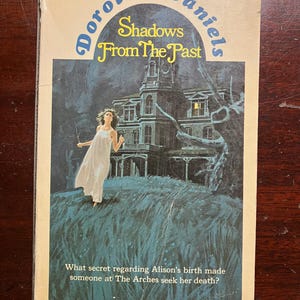 Shadows From The Past Dorothy Daniels Gothic Horror 1972 1970s Vintage Mass Market Paperback Book