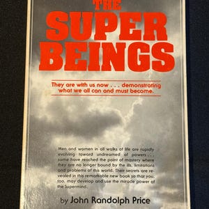Puede incluir: Un libro antiguo titulado "THE SUPER BEINGS" con letras rojas en negrita sobre una cubierta blanca y gris. La cubierta incluye texto sobre la Supermente y es del autor John Randolph Price. El fondo presenta un cielo nublado.