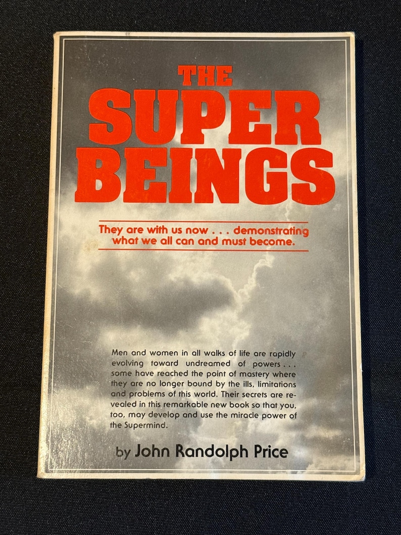 Puede incluir: Un libro antiguo titulado "THE SUPER BEINGS" con letras rojas en negrita sobre una cubierta blanca y gris. La cubierta incluye texto sobre la Supermente y es del autor John Randolph Price. El fondo presenta un cielo nublado.