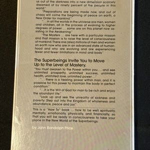 Puede incluir: Una portada de libro con el t&iacute;tulo "FROM THE SUPERBEINGS..." y texto sobre un nuevo orden para la humanidad. El libro es de John Randolph Price. La portada es blanca con texto negro.