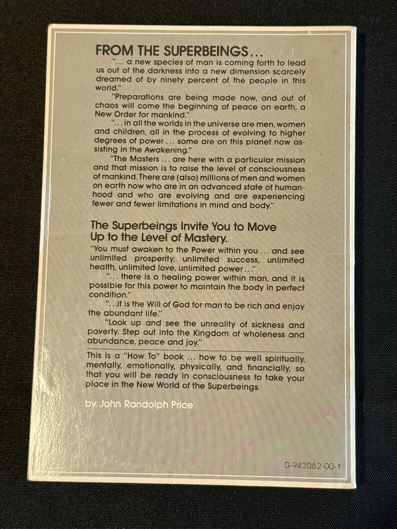 Puede incluir: Una portada de libro con el t&iacute;tulo "FROM THE SUPERBEINGS..." y texto sobre un nuevo orden para la humanidad. El libro es de John Randolph Price. La portada es blanca con texto negro.