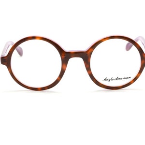 Gafas verdaderamente redondas de Anglo American 221 con un borde de acetato grueso con efecto de carey en el frente y un interior morado: ¡gafas excelentes! B23/24