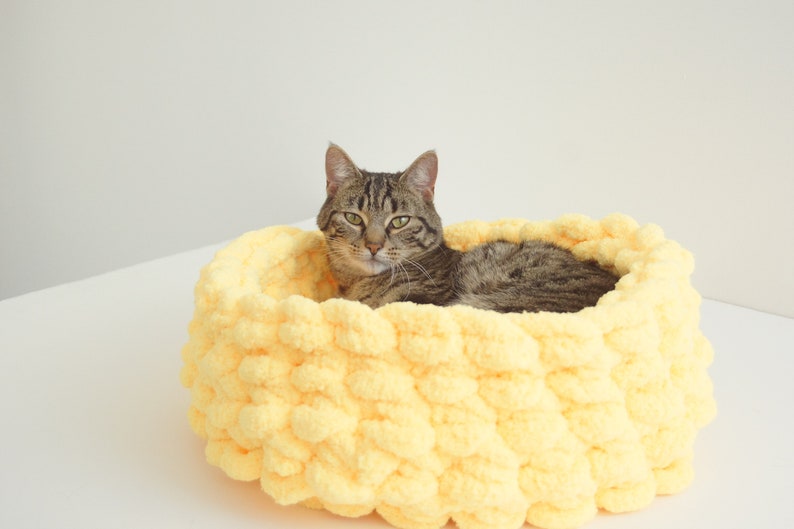Chunky Chenille Cat Bed Cat furniture Cat Bedding Cat bed Chenille yarn Pet bed Vegan Yarn Pet bed Bulky vegan yarn cat bed Cat Cave