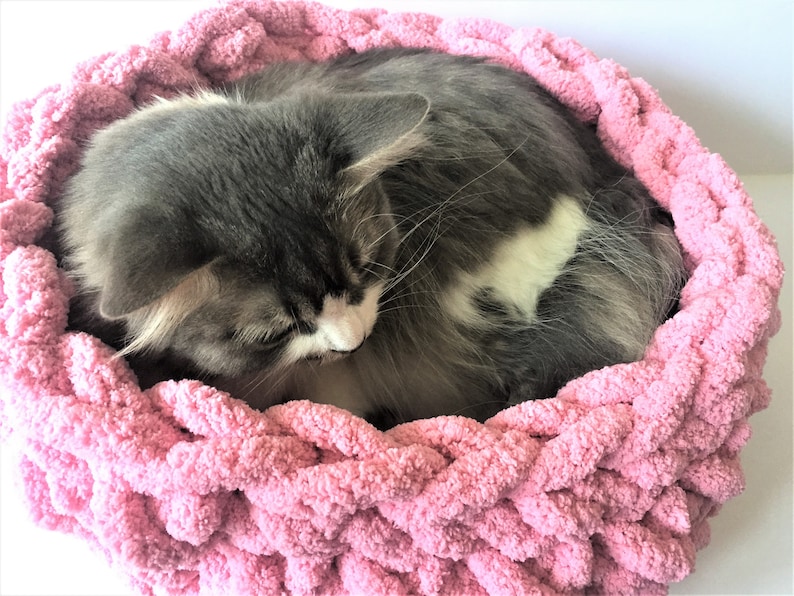Chunky Chenille Cat Bed Cat furniture Cat Bedding Cat bed Chenille yarn Pet bed Vegan Yarn Pet bed Bulky vegan yarn cat bed Cat Cave