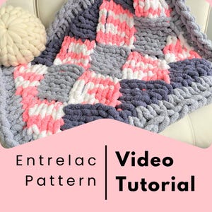 Puede incluir: Una manta de punto grueso con un patrón entrelazado rosa, blanco y gris. La manta está sobre un sofá blanco con una almohada de punto blanco. El texto "Entrelac Pattern | Video Tutorial" está sobre un fondo rosa.
