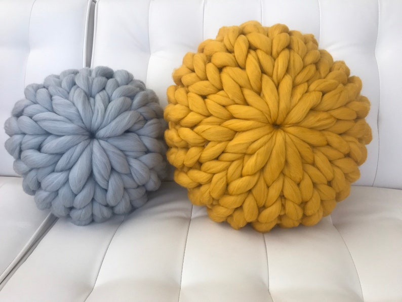 Chunky knit pillow, FREE SHIP, Round Pillow, Merino Wool, Decorative Pillow, Ball Pillow, Wedding gift, Mother's Day gift, 画像 1