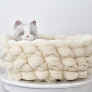 Cat Bed, READY TO SHIP, Chunky Knit Cat bed, Pet bed, Pet cave, Pet Bedding, Merino Wool Cat bed,