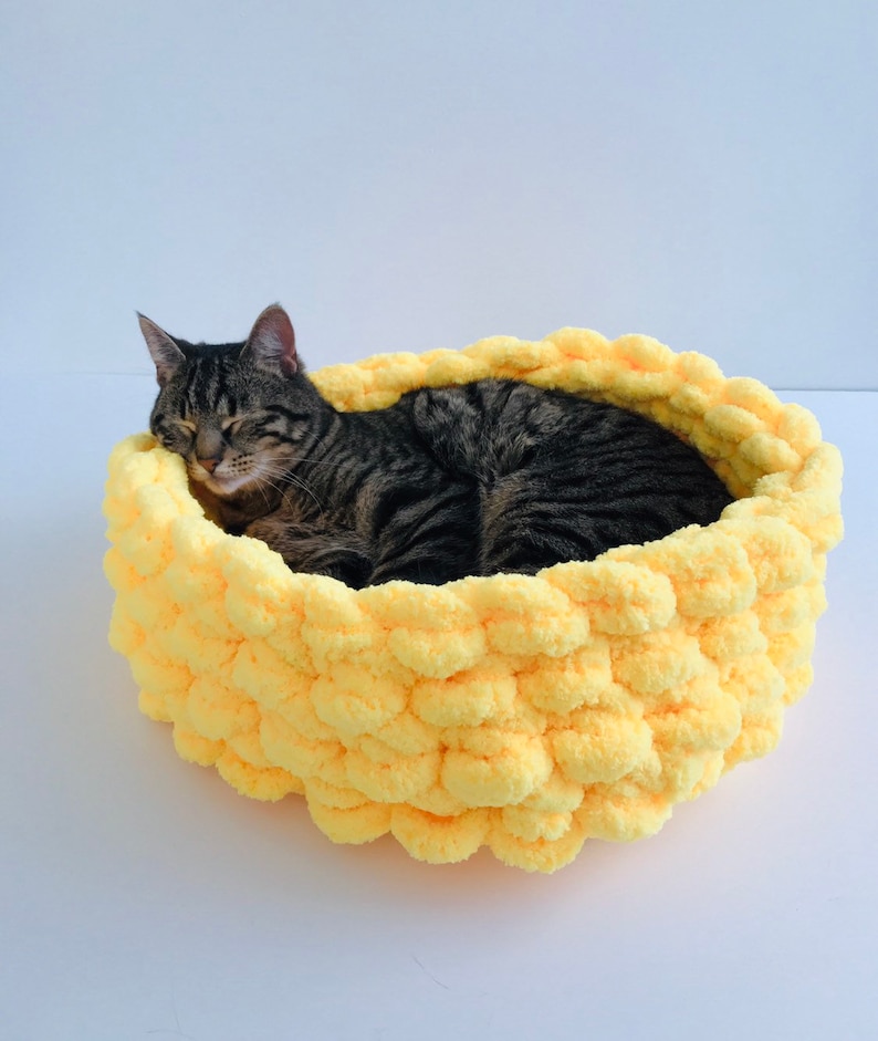 Chunky Chenille Cat Bed Cat furniture Cat Bedding Cat bed Chenille yarn Pet bed Vegan Yarn Pet bed Bulky vegan yarn cat bed Cat Cave