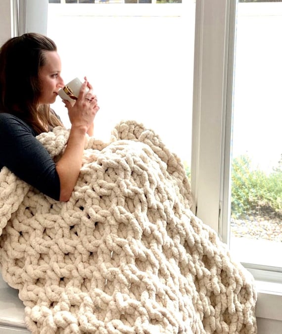 Easy DIY Hand Knit Blanket Tutorial with Chunky Yarn 