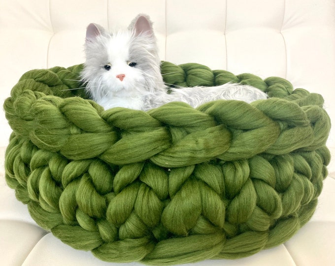 Cat Bed, Knitted Chunky Cat bed, Basket Pet bed, Pet cave, Pet Bedding, Merino Wool Cat bed, Mother's Day