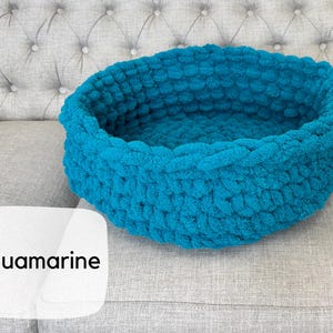 Puede incluir: Un juego de tres tazas de cer&aacute;mica con un acabado mate moteado. Las tazas son en tonos azul, verde y blanco. Cada taza tiene una forma redondeada y un dise&ntilde;o simple y moderno. Adecuado para caf&eacute;, t&eacute; u otras bebidas.
