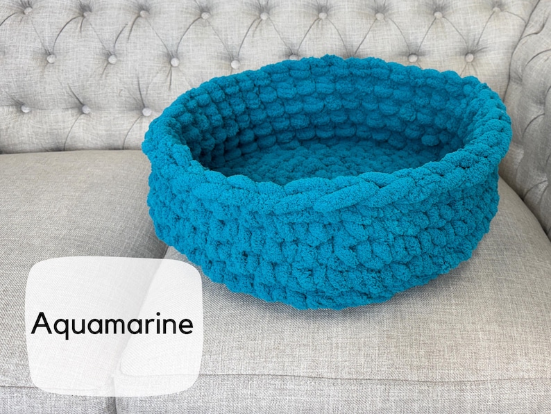 Puede incluir: Un juego de tres tazas de cer&aacute;mica con un acabado mate moteado. Las tazas son en tonos azul, verde y blanco. Cada taza tiene una forma redondeada y un dise&ntilde;o simple y moderno. Adecuado para caf&eacute;, t&eacute; u otras bebidas.