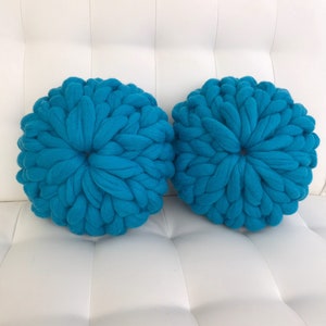 Chunky knit pillow, FREE SHIP, Round Pillow, Merino Wool, Decorative Pillow, Ball Pillow, Wedding gift, Mother's Day gift, 画像 2