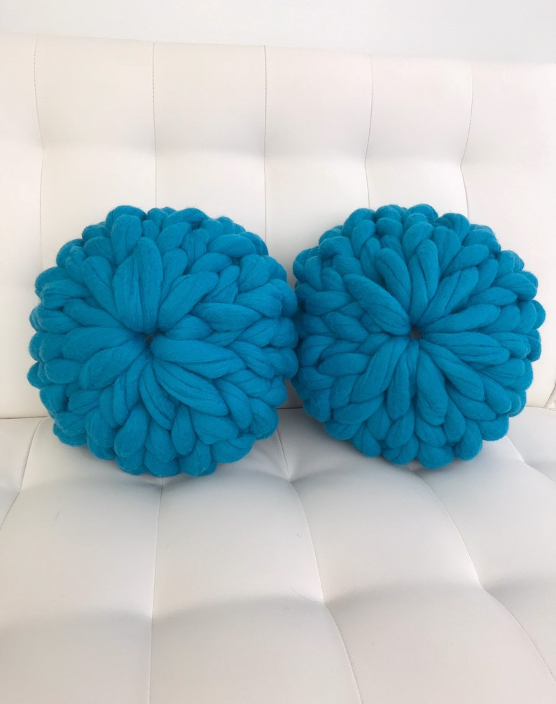 Chunky knit pillow, FREE SHIP, Round Pillow, Merino Wool, Decorative Pillow, Ball Pillow, Wedding gift, Mother's Day gift, 画像 2