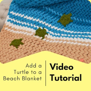 Peut inclure: Une couverture de plage faite à la main avec un motif d'océan bleu, de vagues blanches et de sable beige. La couverture comporte trois appliqués de tortues vertes. Le texte "Add a Turtle to a Beach Blanket" et "Video Tutorial" est visible.