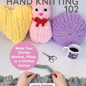 Peut inclure: Image d'un livre de tricot à la main avec un cœur jaune, un lapin rose et un coussin rond violet. Le titre du livre est "HAND KNITTING 102". Le texte sur l'image dit "Make Your Chunky Blanket, Pillow, or a Stuffed Animal". Une tasse et des ciseaux sont également visibles.