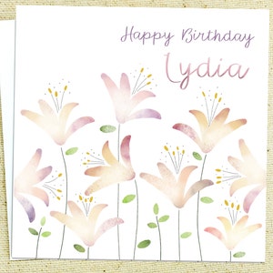 Carte d'anniversaire personnalisée avec de simples lys fantaisistes