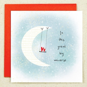 Carte de Saint-Valentin/anniversaire avec une lune, deux coeurs et les mots « Dans ce grand univers, je suis si heureux que nous nous soyons trouvés »