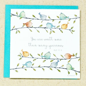 Peut inclure: Une illustration aquarelle d'une carte avec une citation sur les moineaux et un fond bleu. La citation dit "Vous valez plus que beaucoup de moineaux. Matthieu 10:31".